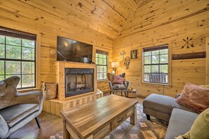 Interior - Cabin w/ Hot Tub & Games, 4 Mi to Beavers Bend! (Broken Bow)