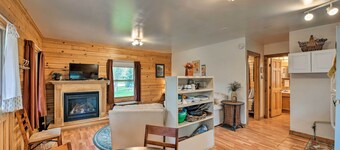 Cozy Colorado Cabin w/ Deck, Grill & River Access!