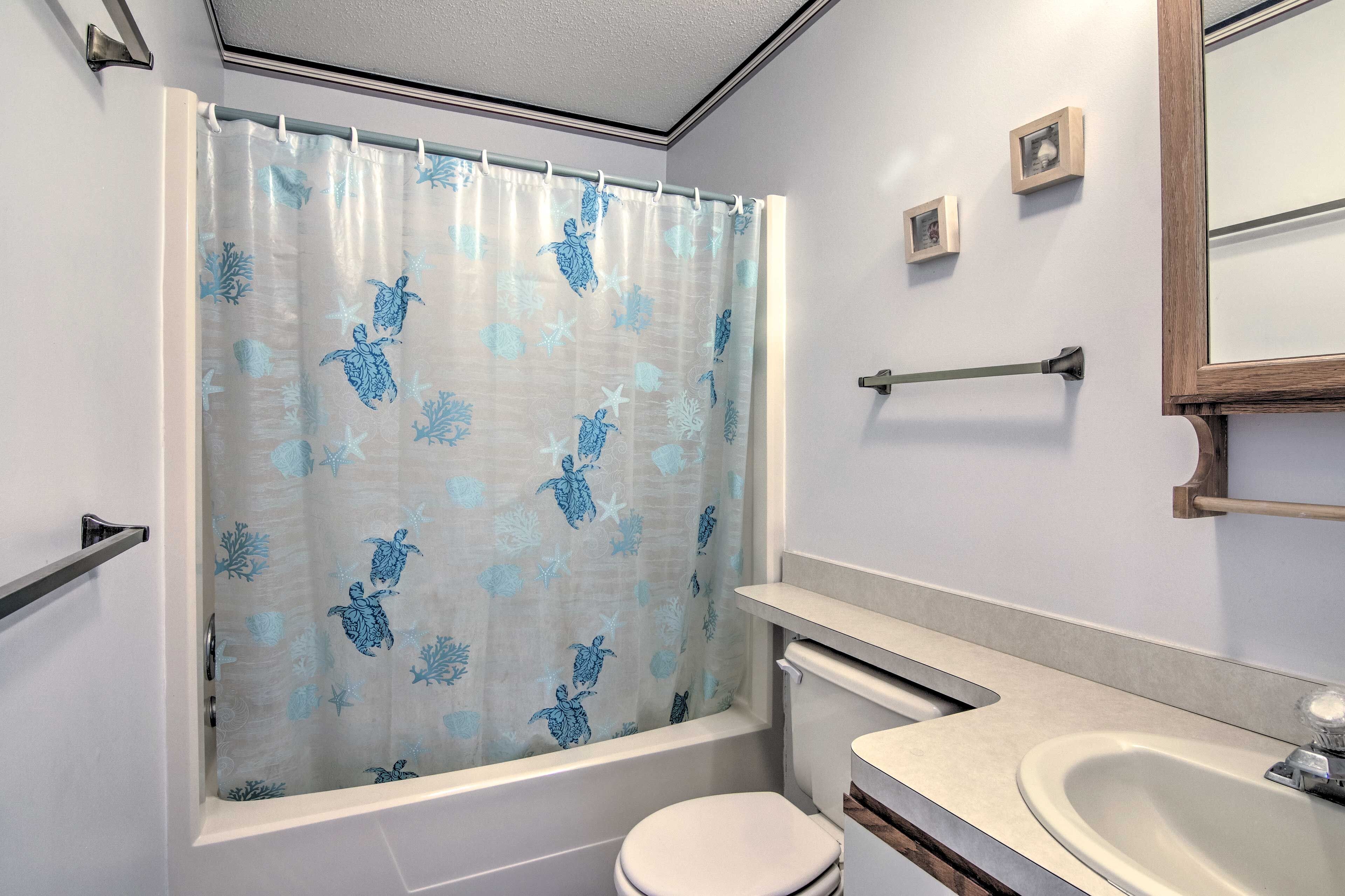 Un baño con bañera, inodoro y lavabo.