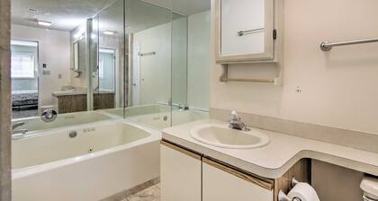 Walk to Beach & Dining! Ocean City Condo w/ Pool