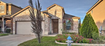San Antonio Abode Near Golf, Shops + Dining!