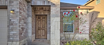 San Antonio Abode Near Golf, Shops + Dining!