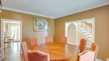 House (6 Bedrooms) | Interior