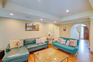 House (6 Bedrooms) | Interior