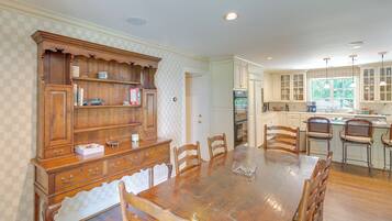 House (6 Bedrooms) | Interior