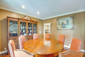 House (6 Bedrooms) | Interior