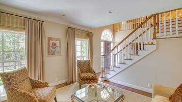 House (6 Bedrooms) | Interior