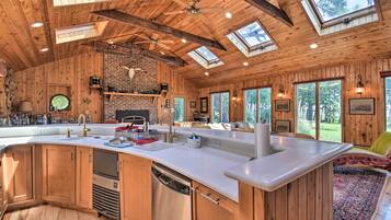 House (6 Bedrooms) | Interior