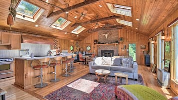 House (6 Bedrooms) | Interior