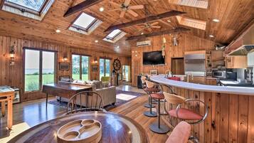 House (6 Bedrooms) | Interior