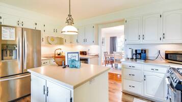 House (6 Bedrooms) | Interior