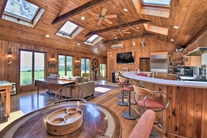 House (6 Bedrooms) | Interior