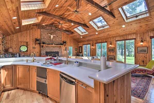 House (6 Bedrooms) | Interior