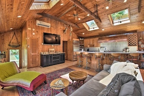 House (6 Bedrooms) | Interior
