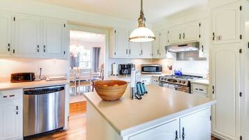 House (6 Bedrooms) | Interior