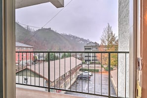 Interior - Cozy Downtown Gatlinburg Condo w/ Pool Access (Gatlinburg)