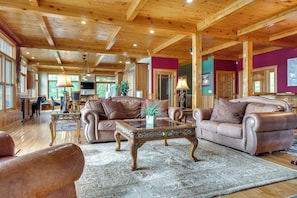 House (6 Bedrooms) | Interior