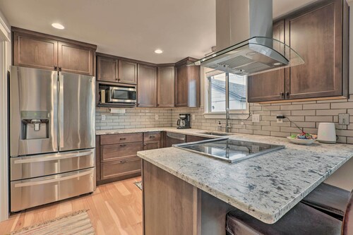 Family-friendly Redmond Getaway: Walk to Dtwn