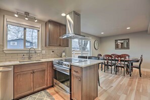 House (3 Bedrooms) | Interior - Family-friendly Redmond Getaway: Walk to Dtwn (Redmond)