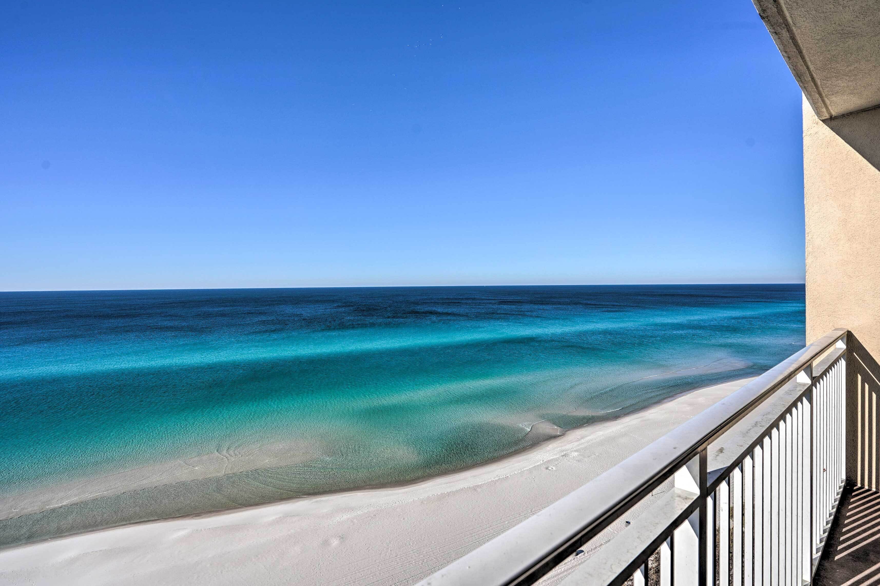 Ein Balkon mit Blick auf Strand und Meer.
