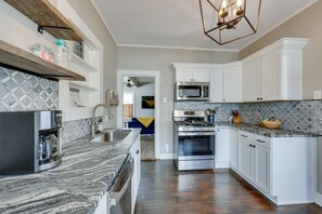 Private kitchen - Colorful Hot Springs Home - 1 Mile to Downtown! (Hot Springs)