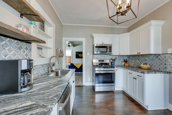 Microwave, oven, stovetop, dishwasher - Colorful Hot Springs Home - 1 Mile to Downtown! (Hot Springs)