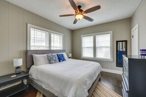 4 bedrooms, iron/ironing board, bed sheets - Colorful Hot Springs Home - 1 Mile to Downtown! (Hot Springs)