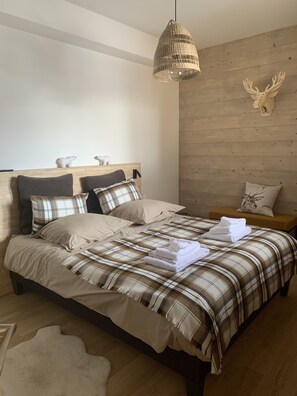 3 chambres, bureau, fer et planche à repasser, lit parapluie