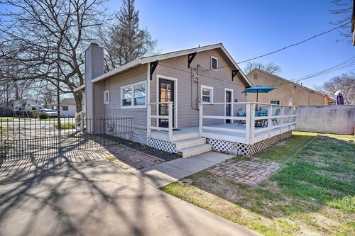 Pet-friendly Sacramento Home ~ 5 to Downtown!