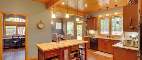 House (3 Bedrooms) | Interior