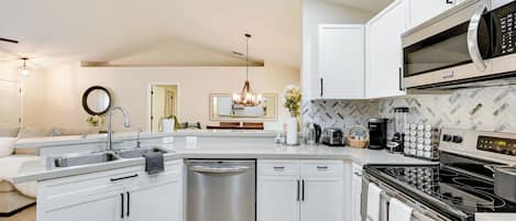 House (3 Bedrooms) | Interior