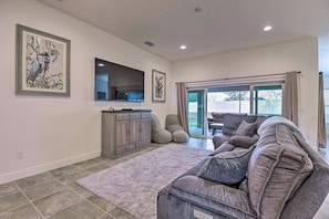 House (4 Bedrooms) | Interior - Pool & Resort Landscaping: Bright Oxford Getaway (Oxford)