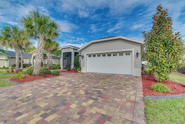 House (4 Bedrooms) | Interior - Pool & Resort Landscaping: Bright Oxford Getaway (Oxford)