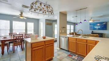 Talo (4 Bedrooms) | Sisätilat