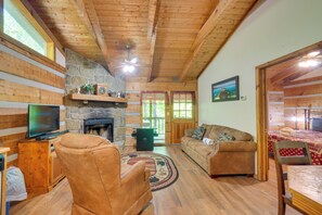 Interior - 6 Mi to Dtwn Gatlinburg: Romantic Cabin w/ Deck! (Gatlinburg)