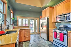 Private kitchen - Colorado Springs Dwelling, Walk to Downtown! (Colorado Springs)