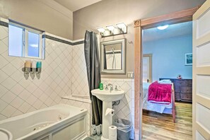 House (3 Bedrooms) | Bathroom | Bathtub - Colorado Springs Dwelling, Walk to Downtown! (Colorado Springs)