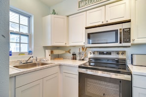 Interior - Indian Rocks Beach Unit - Steps From the Shoreline (Indian Rocks Beach)