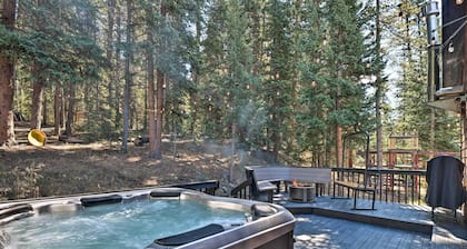 Cozy Blue River Cabin w/ Treehouse: 6 Mi to Skiing