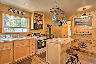 High Lakes Hideaway: La Pine Fishing Cabin!
