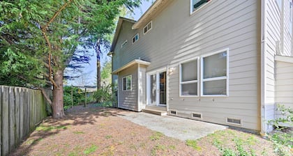 Welcoming Edmonds Vacation Rental w/ Fireplace!