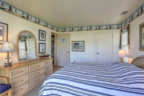 1 bedroom, iron/ironing board, bed sheets - Charming Port Clinton Condo w/ Community Amenities (Port Clinton)