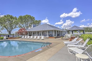 A swimming pool with lounge chairs and a covered pavilion. - Charming Port Clinton Condo w/ Community Amenities (Port Clinton)