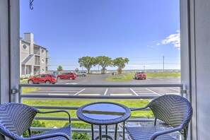 Outdoor dining - Charming Port Clinton Condo w/ Community Amenities (Port Clinton)