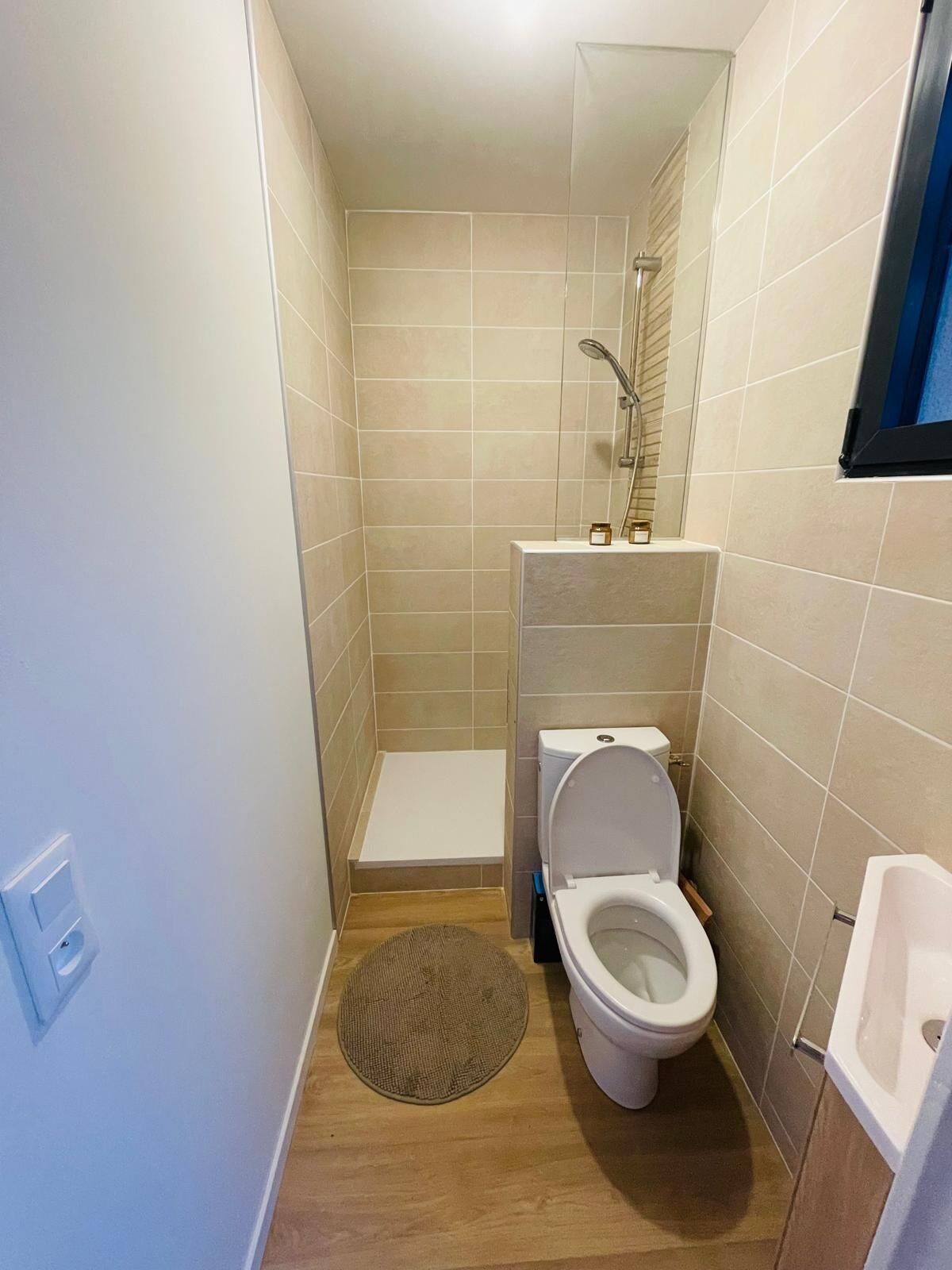 Dusche, Handtücher, Seife, Toilettenpapier