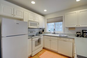 Cottage (2 Bedrooms) | Interior - Central 4-acre Cottage w/ Deck: Walk to Bay! (Bainbridge Island)