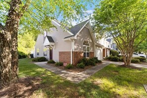 Exterior - Quiet Townhouse near the airport and beltline (Greensboro)