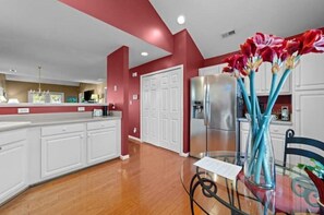 Dining - Quiet Townhouse near the airport and beltline (Greensboro)