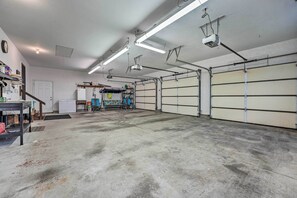 House (3 Bedrooms) | Interior - Sturgis Home w/ Yard < 1 Mi to Minnewaukan Lake (Sturgis)