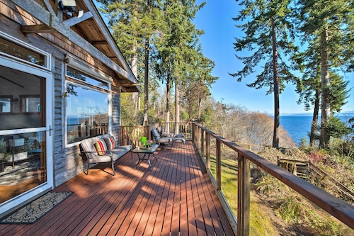 Puget Sound Escape: Private Beach & Oversized Deck
